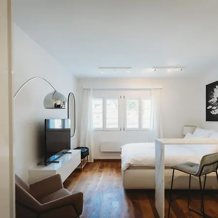 Apartment Romantic Jump Overlooking River, Free Parking *