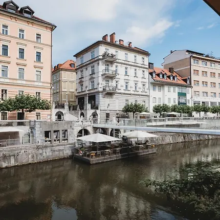 Romantic Jump Overlooking River, Free Parking 아파트 *