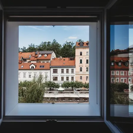 Romantic Jump Overlooking River, Free Parking Apartman Ljubljana